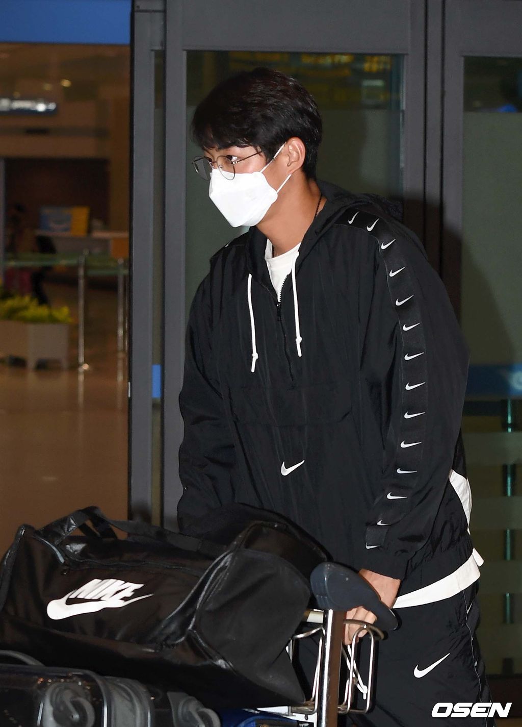 삼성 라이온즈가 일본 오키나와에서 열린 스프링캠프를 마치고 8일 인천공항을 통해 귀국했다.삼성 구자욱이 입국장을 나가고 있다. /sunday@osen.co.kr