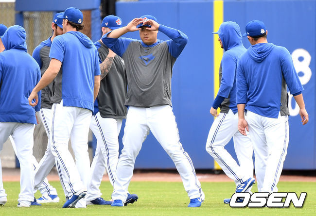 토론토 류현진을 비롯한 선수들이 외야에서 몸을 풀고 있다. /dreamer@osen.co.kr