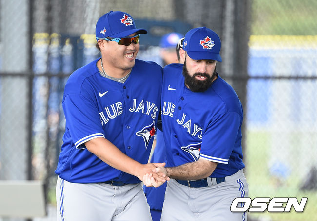 류현진이 맷 슈메이커의 장난에 미소 짓고 있다. /  soul1014@osen.co.kr