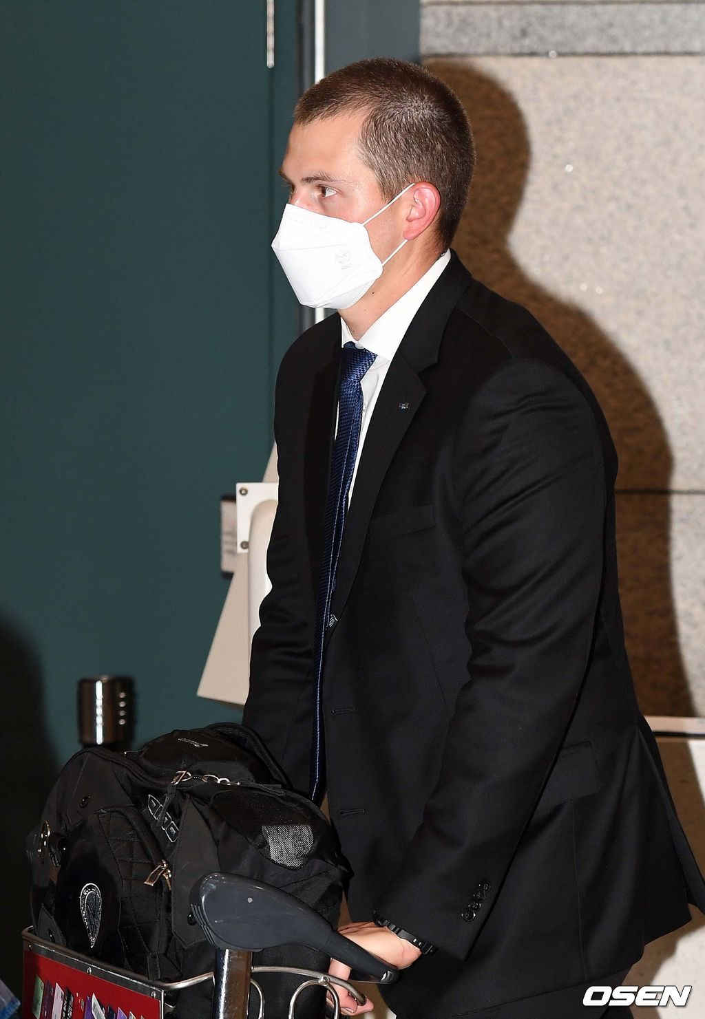 두산 프렉센이 입국장을 나가고 있다. /sunday@osen.co.kr