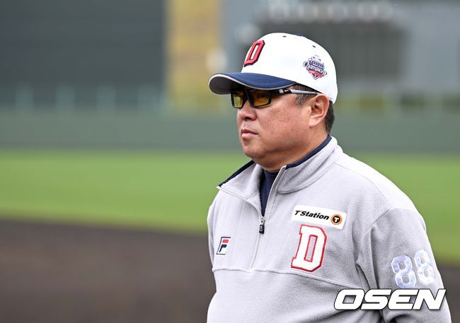 두산 김태형 감독이 훈련 중인 선수들을 바라보고 있다. /sunday@osen.co.kr