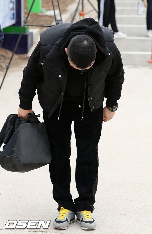 승리가 하차한 후 취재진을 향해 인사를 하고 있다. / rumi@osen.co.kr