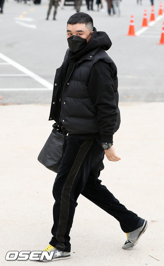 승리가 하차한 후 신병교육대로 입소하고 있다. / rumi@osen.co.kr