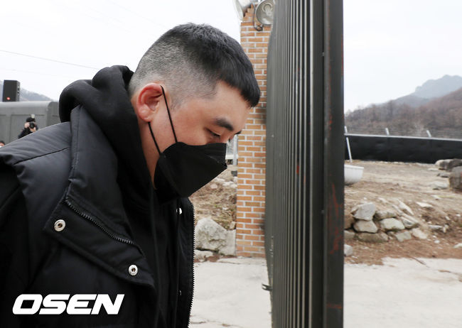 승리가 하차한 후 신병교육대로 입소하고 있다. / rumi@osen.co.kr