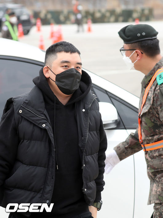승리가 하차한 후 신병교육대로 입소하고 있다. / rumi@osen.co.kr
