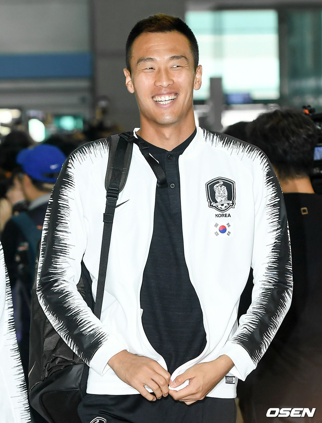 김신욱선수가 출국장으로 이동하고 있다./ksl0919@osen.co.kr