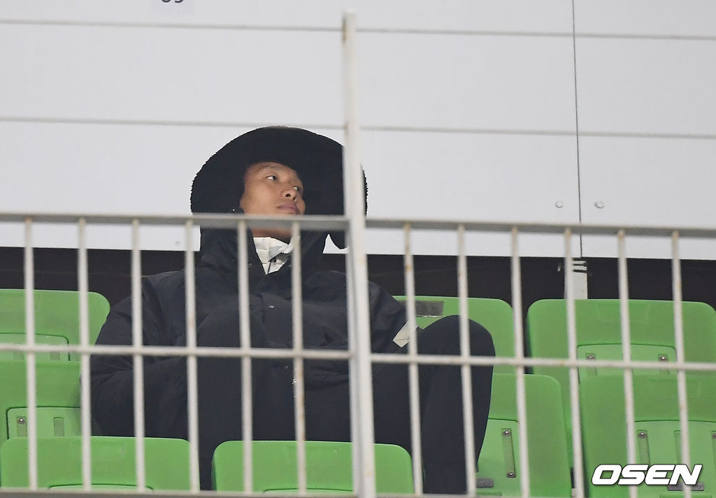 김신욱이 경기를 지켜보고 있다. /youngrae@osen.co.kr 