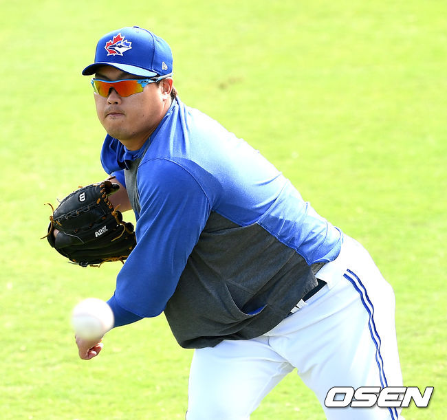 류현진이 외야에서 롱토스로 몸을 푼 뒤 피칭 거리에서 앉아 있는 포수를 향해 힘차게 공을 뿌리고 있다. / dreamer@osen.co.kr