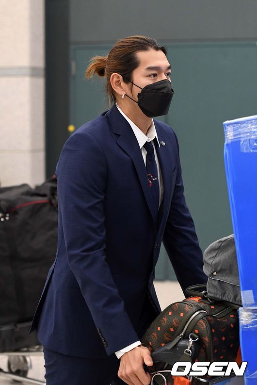 KT 이대은이 입국장을 나가고 있다. /sunday@osen.co.kr