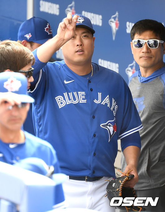 토론토 선발 류현진이 5회 1사까지 무실점 피칭을 펼친 뒤 교체돼 더그아웃으로 들어와 아내 배지현을 향한 제스처를 보내고 있다. /dreamer@osen.co.kr