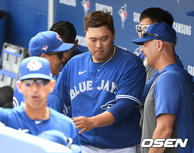 토론토 선발 류현진이 5회 1사까지 무실점 피칭을 펼친 뒤 교체돼 더그아웃으로 들어와 찰리 몬토요 감독과 인사를 나누고 있다. /dreamer@osen.co.kr