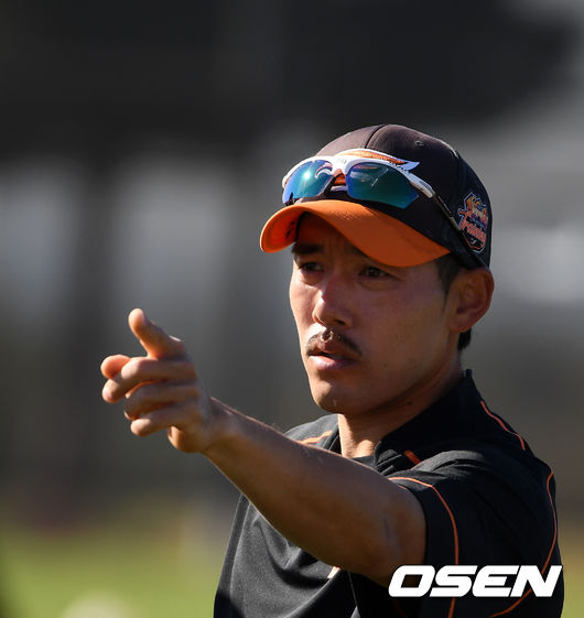 한화 이용규가 훈련에 앞서 선수들과 미팅을 하고 있다. /jpnews@osen.co.kr