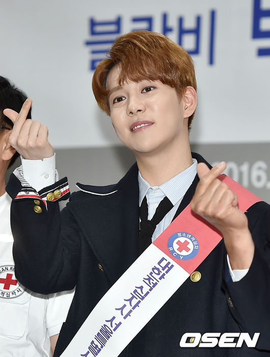 18일 오후 서울 성동구 마장동 대한적십자사 서울특별시지사에서 진행된 블락비 박경 대한적십자사 서울지사 RCY 홍보대사 위촉식에서 박경이 홍보대사에 위촉되고 있다. / rumi@osen.co.kr