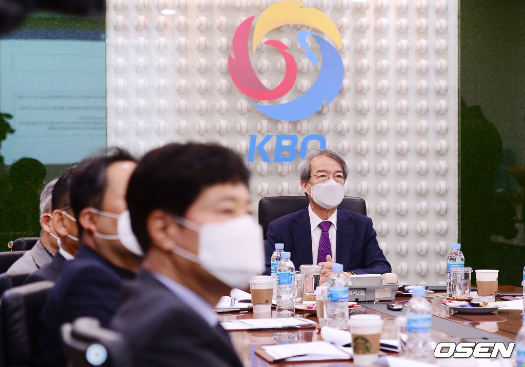 정운찬 KBO 총재가 브리핑을 진행하고 있다./ rumi@osen.co.kr