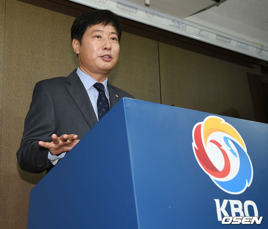 류대환 KBO 사무총장이 회의를 마치고 회의 결과에 대해 발표를 하고 있다./ rumi@osen.co.kr