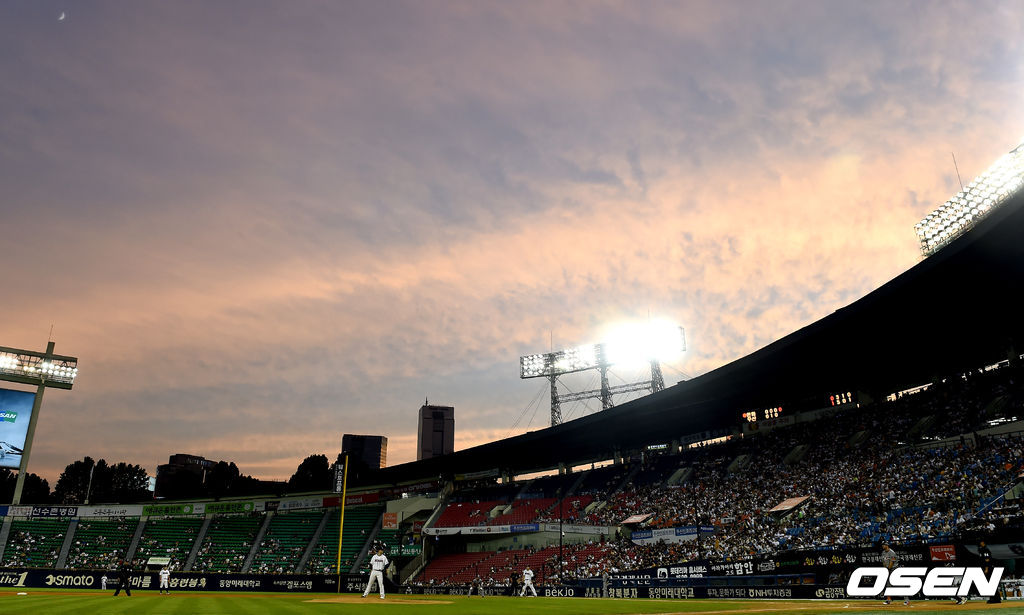 잠실야구장 하늘에 노을이 지고 있다. /dreamer@osen.co.kr
