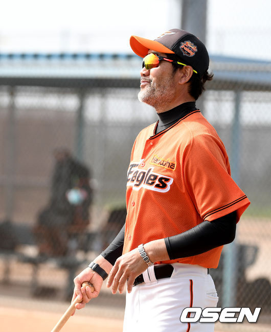 한용덕 감독이 런다운 플레이 훈련을 지켜보며 미소짓고 있다. /jpnews@osen.co.kr