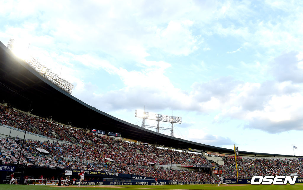 만원 관중을 이룬 잠실야구장의 모습. /dreamer@osen.co.kr
