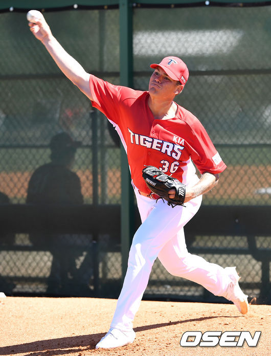 KIA 타이거즈가 11일(한국시간) 미국 플로리다 포트마이어스 테리 파크 스포츠 컴플렉스에서 2020 스프링캠프 훈련 및 독립리그 연합팀과 연습경기를 가졌다.KIA 새 외국인 투수 애런 브룩스가 힘차게 공을 뿌리고 있다. / dreamer@osen.co.kr