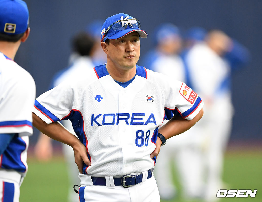 김재현 대표팀 코치가 그라운드를 바라보고 있다. /sunday@osen.co.kr