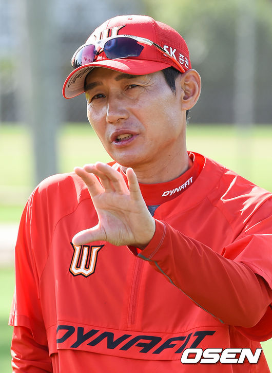 염경엽 감독이 구단 관계자와 이야기를 나누고 있다/ soul1014@osen.co.kr