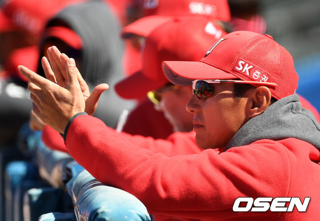 SK 염경엽 감독이 선수들을 격려하고 있다. /jpnews@osen.co.kr