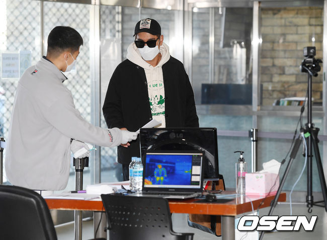 두산 김재호가 체온 체크를 받고 있다./ rumi@osen.co.kr