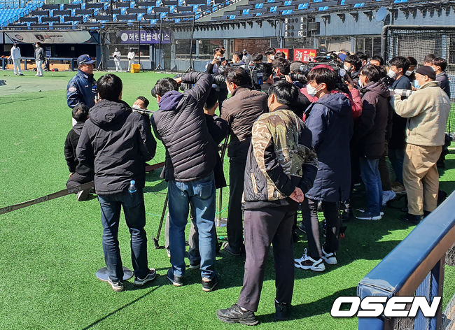 11일 오후 서울 잠실구장에서 2020 프로야구 정규시즌 개막을 앞둔 두산 베어스가 그라운드 훈련시간을 가졌다.두산 김태형 감독이 취재진들 앞에서 인터뷰를 하고 있다./ rumi@osen.co.kr