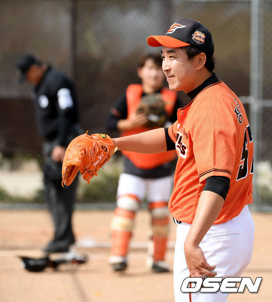 정우람이 불펜 피칭을 마치고 몸을 풀고 있다. /jpnews@osen.co.kr