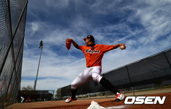 정우람이 불펜피칭을 하고 있다. /jpnews@osen.co.kr