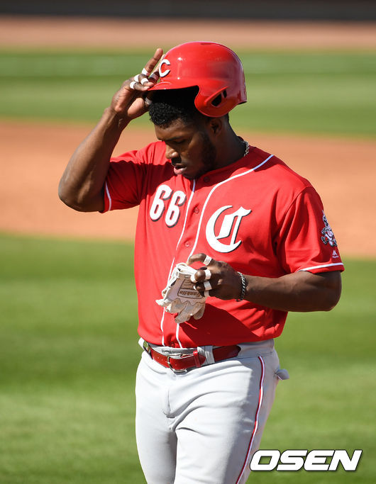 푸이그가 공수교대에 헬맷을 벗고 있다. /jpnews@osen.co.kr