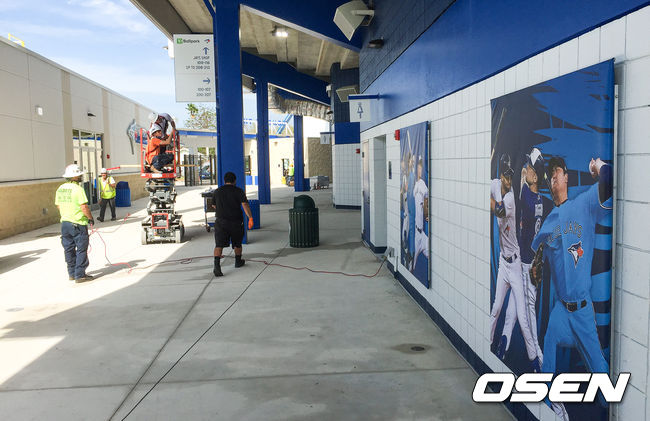토론토 류현진이 14일(한국시간) 미국 플로리다주 더니든 바비 매틱 트레이닝 센터에서 2020 토론토 블루제이스 스프링캠프에서 훈련을 가졌다.시범경기 펼쳐지는 TD볼파크 벽면에 새 유니폼으로 합성된 류현진의 사진이 걸려있다. 올시즌 토론토의 유니폼은 복고풍으로 스카이 블루 색상으로 바뀐다.  / soul1014@osen.co.kr