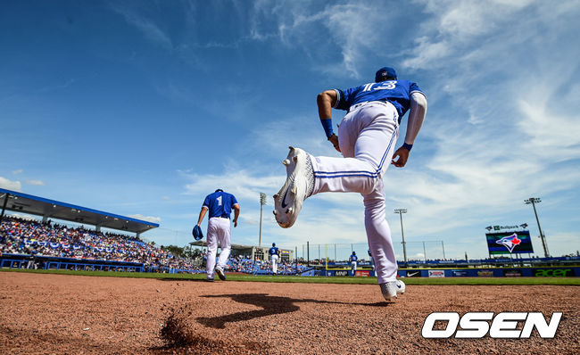 경기 시작과 함께 토론토 선수들이 수비를 위해 그라운드로 뛰쳐나가고 있다. / soul1014@osen.co.kr