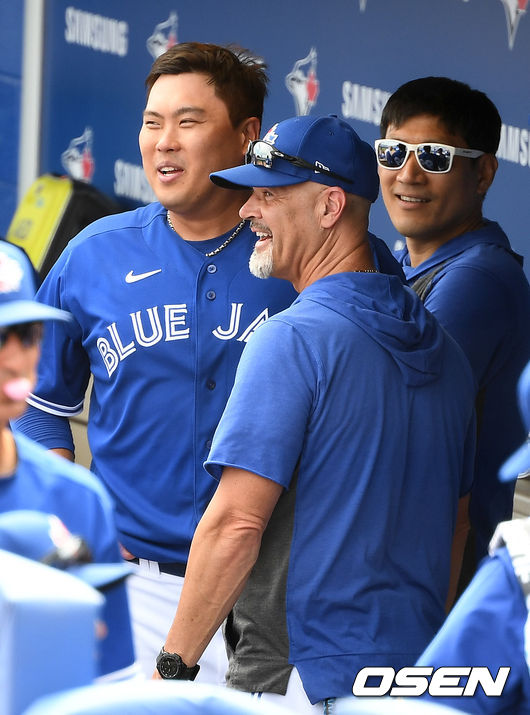 5회초 1사 까지 무실점 투구를 펼친 토론토 류현진이 더그아웃으로 들어와 피트 워커 투수코치와 인사를 나누고 있다. / dreamer@osen.co.kr