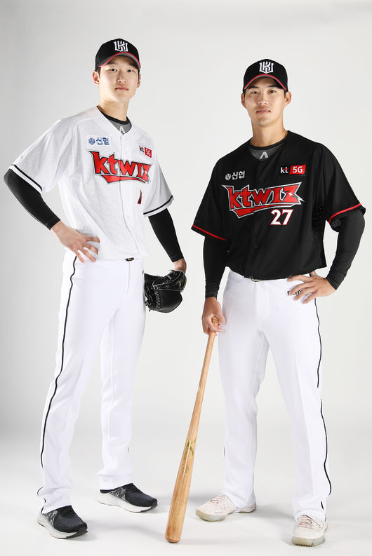 [사진] 수원 KT위즈파크에서 배제성(왼쪽, 홈유니폼)과 배정대 (오른쪽, 원정유니폼)가 2020 시즌 신규 유니폼을 착용한 모습 /KT 위즈 제공
