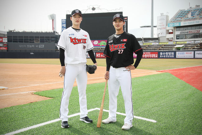 [사진] 수원 KT위즈파크에서 배제성(왼쪽, 홈유니폼)과 배정대 (오른쪽, 원정유니폼)가 2020 시즌 신규 유니폼을 착용한 모습 /KT 위즈 제공