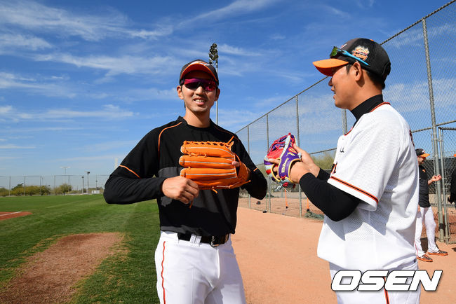 한화 정진호, 하주석이 훈련을 준비하고 있다. /jpnews@osen.co.kr