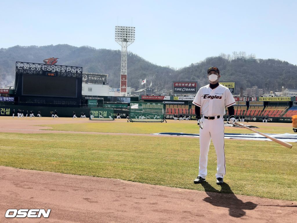 한화 한용덕 감독이 마스크를 쓰고 훈련을 준비하고 있다. /waw@osen.co.kr