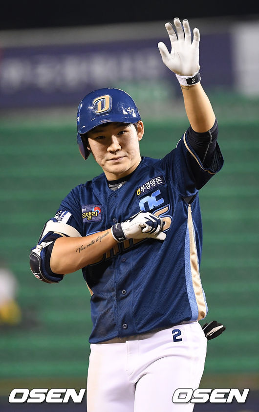 5회초 2사 1,2루 NC 박민우가 동점 적시타를 때린 뒤 세레머니를 하고 있다. /youngrae@osen.co.kr