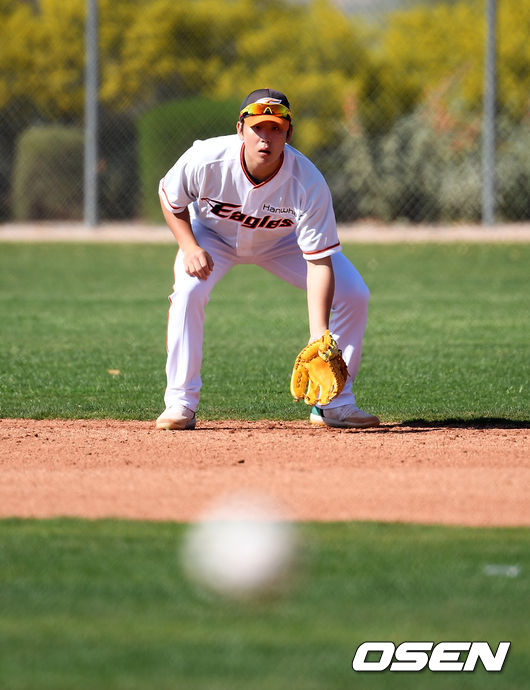 2루수로 출전한 정은원이 자체 홍백전에서 경기를 펼치고 있다. /jpnews@osen.co.kr