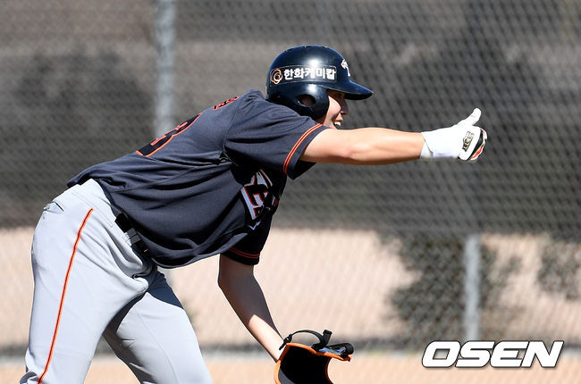 한화 정은원이 자체 홍백전에서 안타를 날리고 엄지척 세리머니를 하고 있다. /jpnews@osen.co.kr