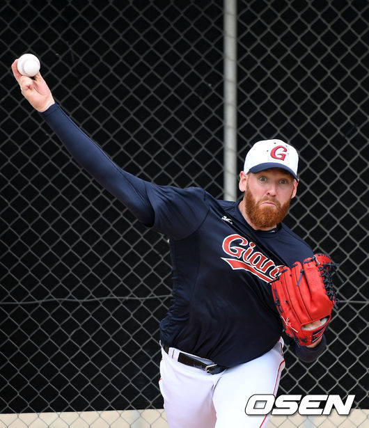 롯데 댄 스트레일리가 불펜 피칭을 하고 있다. /sunday@osen.co.kr