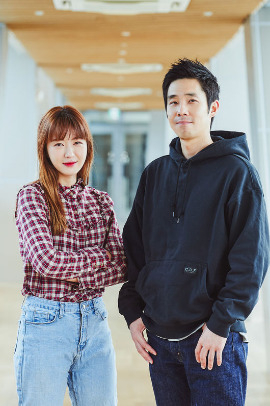 [사진=MBC 제공] '편애중계'를 연출한 손수정(왼쪽), 이재석 PD가 인터뷰에 임했다. 