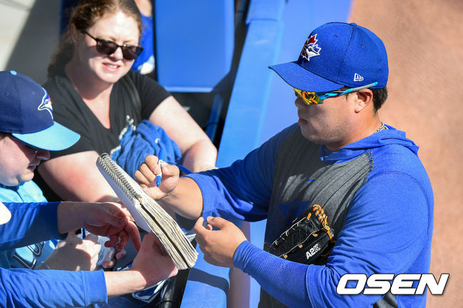 지난달 25일(한국시간) 훈련을 마친 류현진이 팬들에게 사인을 해주고 있다. / soul1014@osen.co.kr