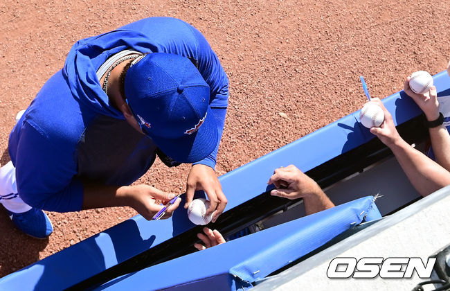 지난달 25일(한국시간) 훈련 마친 류현진이 팬들에게 사인을 해주고 있다. / soul1014@osen.co.kr