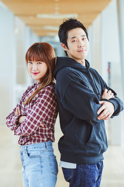 [사진=MBC 제공] '편애중계'를 연출한 손수정(왼쪽), 이재석 PD가 인터뷰에 임했다. 