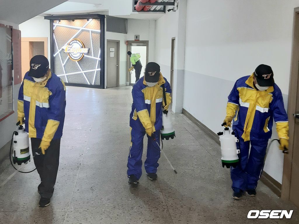 13일 대전 한화생명이글스파크에서 소독 작업이 진행되고 있다. /waw@osen.co.kr