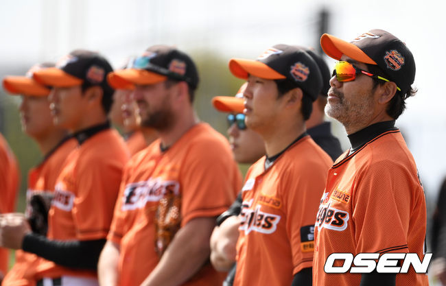 한용덕 감독이 런다운 플레이 훈련을 지켜보고 있다. /jpnews@osen.co.kr