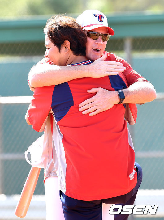 KIA 맷 윌리엄스 감독이 배경수 1군 매니저와 포옹하고 있다. 윌리엄스 감독과 매니저는 이날 홈런더비 커피 내기 이벤트를 진행했다. / dreamer@osen.co.kr