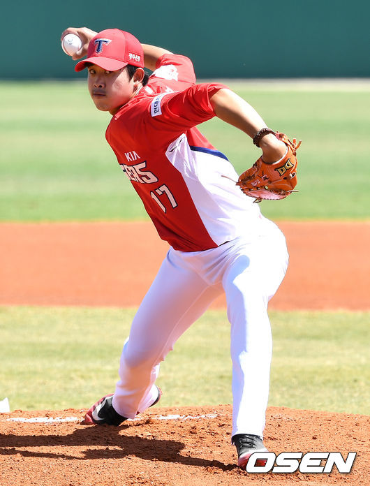 KIA 타이거즈가 14일(한국시간) 미국 플로리다 포트 마이어스 테리 파크 스포츠 컴플렉스에서 2020 스프링캠프 훈련 및 독립리그 연합팀과 연습경기를 가졌다. KIA는 이번 스프링캠프 명단에 선수만 54명을 올리며 10개 구단 가운데 가장 큰 규모로 훈련을 진행한다. 연습경기 KIA 선발투수 임기영이 힘차게 공을 뿌리고 있다. / dreamer@osen.co.kr